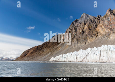 Moraine latérale & petite langue de glacier 14 Juillet, Kongsfjorden, Spitzberg, Norvège. Retreat en raison du réchauffement climatique évident Banque D'Images