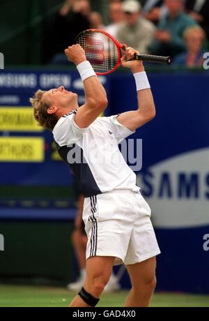 Tennis, Nottingham Open 2002, final. Jonas Bjorkman célèbre sa victoire contre Wayne Arthurs Banque D'Images