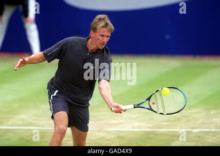 Tennis, Nottingham Open 2002, final. Wayne Arthurs en action contre Jonas Bjorkman Banque D'Images