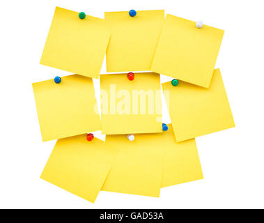 Sticky note vierge jaune et le code pin isolé avec chemin de détourage. Banque D'Images