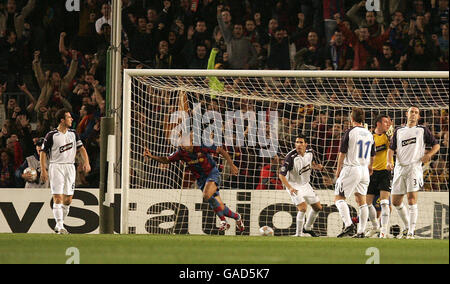 Les joueurs des Rangers réagissent alors que Thierry Henry de Barcelone célèbre son but lors du match de la Ligue des champions de l'UEFA au Camp Nou, à Barcelone. Banque D'Images