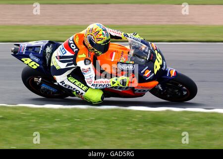 Motocyclisme - Grand Prix britannique Cinzano - moto GP. Valentino Rossi pendant les qualifications Banque D'Images