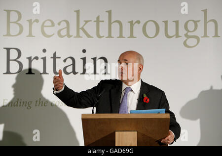 L'ancien chef du Parti conservateur Iain Duncan Smith parle de la campagne révolutionnaire britannique qui s'offre à mettre fin à la crise sociale dans tout le Royaume-Uni lors d'une visite à Manchester. Banque D'Images