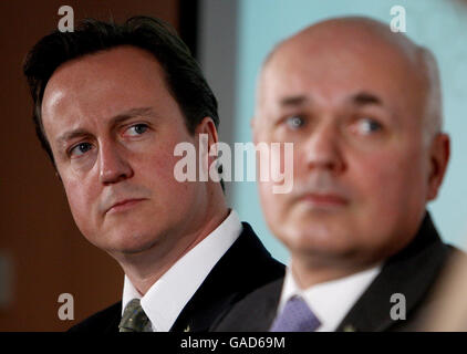 Le chef du Parti conservateur David Cameron, à gauche, et l'ancien dirigeant Iain Duncan Smith écoutent les informations pendant la campagne révolutionnaire britannique qui s'offre à mettre fin à la crise sociale dans tout le Royaume-Uni lors d'une visite à Manchester. Banque D'Images