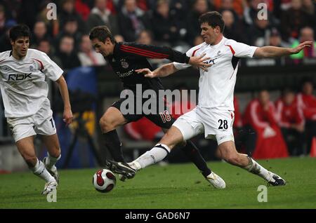 Lubomir Michalik, Bolton Wanderers et Miroslav Klose, Bayern Munich, se battent pour le ballon Banque D'Images