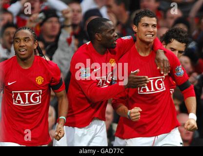 Cristiano Ronaldo (à droite) de Manchester United célèbre le premier but du match, avec le coéquipier Louis Saha (au centre). Banque D'Images