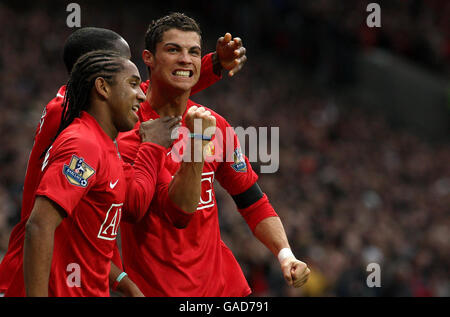 Cristiano Ronaldo de Manchester United célèbre son premier but lors du match de la Barclays Premier League à Old Trafford, Manchester. Banque D'Images