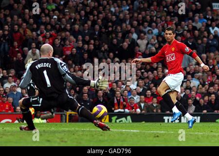 Football - Barclays Premier League - Manchester United / Blackburn Rovers - Old Trafford.Cristiano Ronaldo de Manchester United marque le deuxième but du match. Banque D'Images