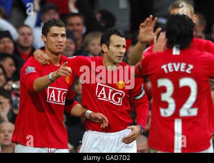 Cristiano Ronaldo (à gauche) de Manchester United célèbre avec ses coéquipiers après avoir marquant le deuxième but du match. Banque D'Images