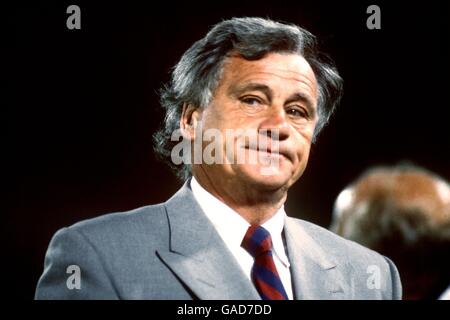 Football - coupe du monde Italia 90 - semi finale - Allemagne de l'Ouest / Angleterre.Des spectacles de dejection sur le visage du directeur de l'Angleterre Bobby Robson après que son équipe a été frappé hors de la coupe du monde dans une fusillade de pénalité Banque D'Images