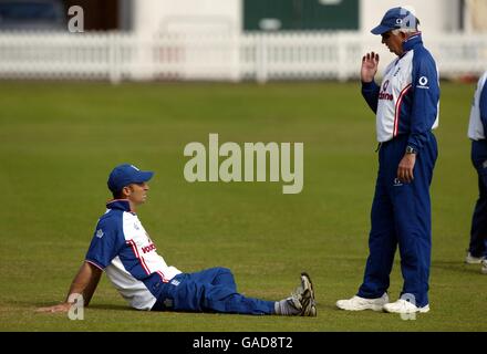 Cricket - Angleterre / Inde - Premier test npower - filets.L'entraîneur d'Angleterre Duncan Fletcher discute avec le capitaine Nasser Hussain Banque D'Images