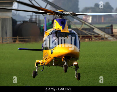 Warwickshire et Northamptonshire Air Ambulance décollage de la scène de l'incendie d'entrepôt d'Atherstone où 4 pompiers sont morts le 3 novembre 2007. Photo David Jones/PA Banque D'Images