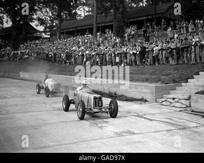 Raymond Mays (ERA) et Austin Dobson (ERA) pendant la JCC Course de 200 miles à Brooklands Banque D'Images