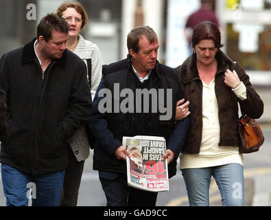 Le père de Vicky Hamilton Michael Hamilton (deuxième à partir de la droite) porte un journal sur la découverte du corps de sa fille, alors qu'il marche avec des membres de sa famille à l'extérieur de la cour du shérif de Linlithgow à West Lothian, où Peter Tobin a été accusé du meurtre de Vicky Hamilton (de gauche à droite : Peter, l'oncle de Vicky, Linda, sa tante, Michael Hamilton, son père et Christine, son épouse. Banque D'Images