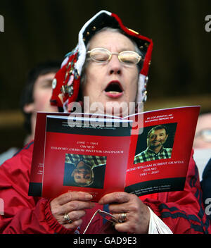 Les hymnes sont chantés comme le cercueil du pays de Galles et la légende du rugby de Llanelli, Ray Gravell, est transporté à Stradey Park, la maison du club de rugby de Llanelli aujourd'hui. Un service public a eu lieu dans le stade, suivi d'une crémation privée. Banque D'Images