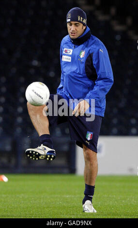 Luca Toni en Italie lors d'une séance d'entraînement à Hampden Park, Glasgow. Banque D'Images