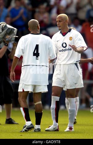 La nouvelle signature de Manchester United, Rio Ferdinand, va la main avec Juan Sebastian Veron Banque D'Images