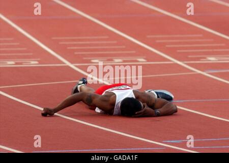 Manchester 2002 - Jeux du Commonwealth - Athlétisme - Mens 100m - finale.Mark Lewis Francis, en Angleterre, s'est aplati après avoir été blessé Banque D'Images