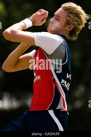 Le Stuart Board d'Angleterre pendant une séance de pratique de filets au Nondescripts Cricket Club, Colombo, Sri Lanka. Banque D'Images