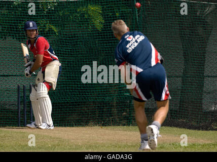 Le capitaine de l'Angleterre Michael Vaughan regarde Peter Moores comme entraîneur de boules lors d'une séance d'entraînement de filets au Nondescripts Cricket Club, Colombo, Sri Lanka. Banque D'Images