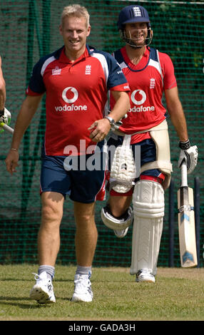 Le capitaine de l'Angleterre Michael Vaughan partage une blague avec l'entraîneur Peter Moores (à gauche) lors d'une séance d'entraînement de filets au club de cricket de Nondescripts, Colombo, Sri Lanka. Banque D'Images