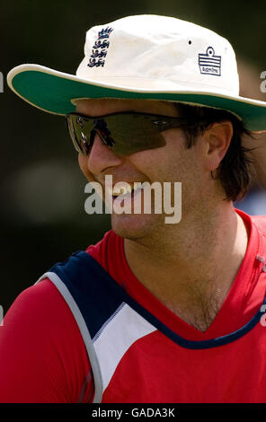 Cricket - England nets session - Nondescripts Cricket Club.Le capitaine de l'Angleterre Michael Vaughan pendant une séance d'entraînement de filets au Nondescripts Cricket Club, Colombo, Sri Lanka. Banque D'Images