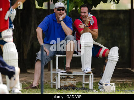 Le capitaine de l'Angleterre Michael Vaughan avec l'ancien joueur d'Angleterre Angus Frazer lors d'une séance d'entraînement de filets au club de cricket de Nondescripts, Colombo, Sri Lanka. Banque D'Images