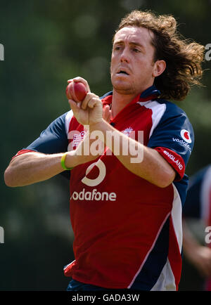 Cricket - England nets session - Nondescripts Cricket Club.L'Angleterre Ryan Sidebottom bols lors d'une séance d'entraînement de filets au Nondescripts Cricket Club, Colombo, Sri Lanka. Banque D'Images