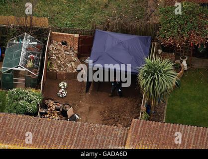 Une vue de l'air du jardin d'une maison sur Irvine Drive à Margate, que la police continue de chercher, après avoir découvert deux corps dans une propriété. Banque D'Images