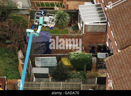 Une vue de l'air du jardin d'une maison sur Irvine Drive à Margate, que la police continue de chercher, après avoir découvert deux corps dans une propriété. Banque D'Images