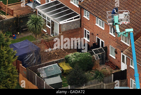 Une vue de l'air du jardin d'une maison sur Irvine Drive à Margate, que la police continue de chercher, après avoir découvert deux corps dans une propriété. Banque D'Images