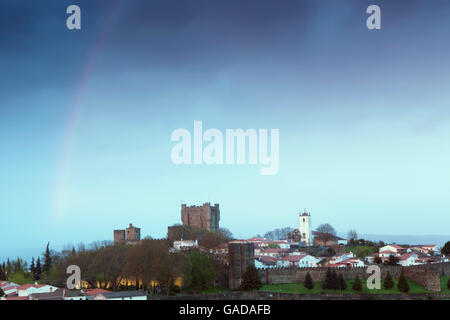 Portugal, Tras-os-Montes, Braganca, la ville médiévale de Braganza montrant le château, l'église et les remparts de la ville Banque D'Images