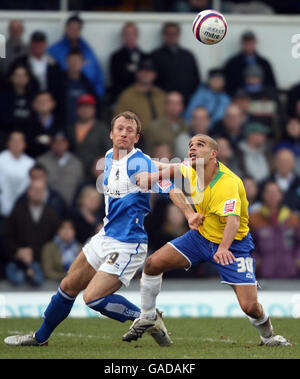 Sean Rigg de Bristol Rovers et Marcus Bignot de Millwall en action lors du match de la Coca-Cola football League One au Memorial Stadium de Bristol. Banque D'Images