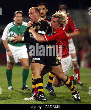 Lanelli Scarlets Alex Popham s'attaque aux London Wasps Laurence Dallaglio pendant le match Heineken Cup Pool 5 au Stradey Park, Llanelli. Banque D'Images