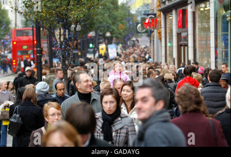 Les acheteurs du début de Noël se promènent le long d'Oxford Street, Londres, dans l'espoir de trouver ce cadeau insaisissable. Banque D'Images