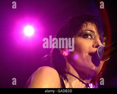 Alice Cooper en concert au Wembley Arena - Londres.Joan Jett de Joan Jett et The Blackhearts s'ouvre pour Alice Cooper au Wembley Arena de Londres. Banque D'Images