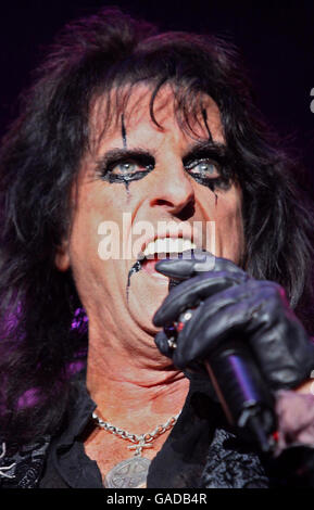 Alice Cooper en concert au Wembley Arena - Londres. Alice Cooper se produit au Wembley Arena de Londres. Banque D'Images