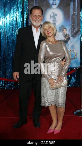 Première enchantée - Los Angeles.Helen Mirren et Taylor Hackford arrivent à la première d'Enchanted au théâtre El Capitan de Los Angeles Banque D'Images