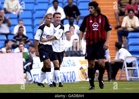 Football - Real Madrid Centenary Tournament - Liverpool / AC Milan.Le Milan Baros de Liverpool (l) célèbre le deuxième but avec Vladimir Smicer contre l'AC Milan Banque D'Images