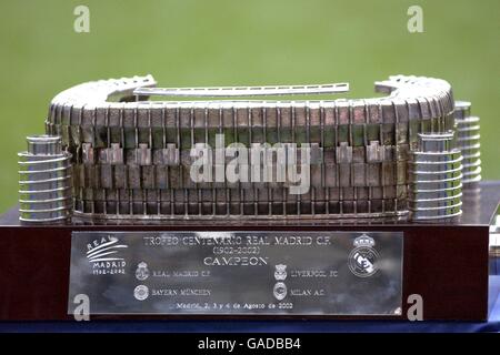 Trophée d'argent du tournoi organisé par Real Madrid pour célébrer 100 ans de jeu au stade Santiago Bernabeu.Le Real Madrid, le Bayern Munich, l'AC Milan et Liverpool ont participé à la compétition de 3 jours Banque D'Images