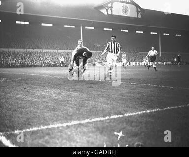 Stan Rickaby (r), de West Bromwich Albion, est un gardien de but Jimmy Sanders (c) rassemble la balle sous pression de Tottenham Hotspur's Eddie BDaily (l) Banque D'Images