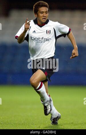 Football - coupe Intertoto de l'UEFA - demi-finale - première jambe - Fulham / Sochaux. Junichi Inamoto de Fulham en action contre Sochaux Banque D'Images