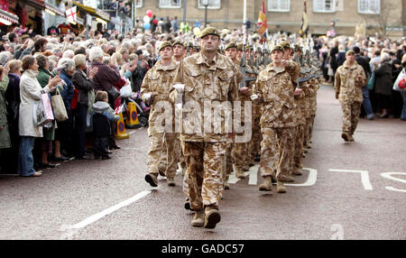 Les membres du public se réunissent pour accueillir les soldats du Royal Anglian Regiment lorsqu'ils défilent dans les rues de Norwich pour leur défilé de retour au pays. Les soldats sont arrivés dans la ville sur la locomotive électrique de classe 90 du 'Royal Anglian Regiment', nouvellement nommée par l'exploitant de train One Railway pour honorer le régiment, depuis la gare de Liverpool Street à Londres. Banque D'Images