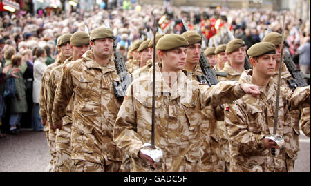 Les membres du public se réunissent pour accueillir les soldats du Royal Anglian Regiment lorsqu'ils défilent dans les rues de Norwich pour leur défilé de retour au pays. Les soldats sont arrivés dans la ville sur la locomotive électrique de classe 90 du 'Royal Anglian Regiment', nouvellement nommée par l'exploitant de train One Railway pour honorer le régiment, depuis la gare de Liverpool Street à Londres. Banque D'Images