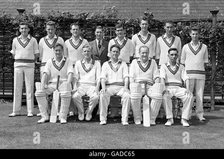 Équipe de cricket Somerset.Rangée arrière G-D; John Miles Lawrence, Brian Langford, Ken Palmer, T.Tout (marqueur),Graham Atkinson, Ken Biddulph, Haydn Sully et Brian Roe.Rangée avant G-D ; Colin Atkinson, James Geoffrey Lomax, Harold Stephenson, William (Bill) Alley,Peter Wight. Banque D'Images