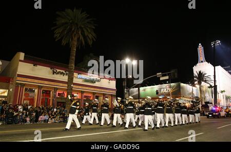 Le groupe du centre de combat terrestre du corps des Marines des États-Unis participe à la Hollywood Holiday Parade à Los Angeles. Banque D'Images