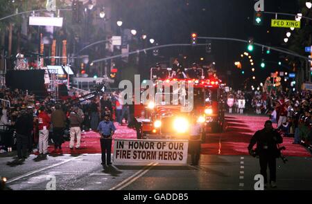 Hollywood Holiday Parade - Los Angeles.Des pompiers participent à la Hollywood Holiday Parade à Los Angeles. Banque D'Images