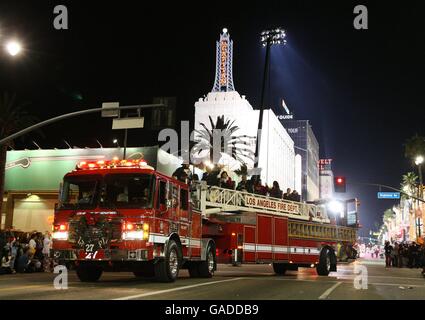 Hollywood Holiday Parade - Los Angeles.Des pompiers participent à la Hollywood Holiday Parade à Los Angeles. Banque D'Images