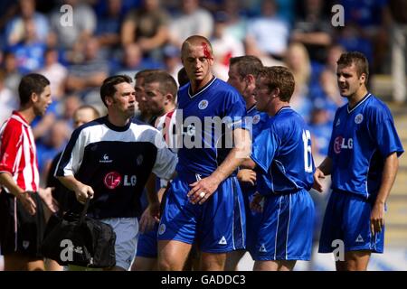 (C) Matt Elliott, capitaine de Leicester City, purge d'une tête Blessure due à un coup porté par Aduriz d'Athletic Bilbao Banque D'Images