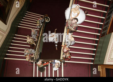 Couples mariés et engagés de la compagnie de théâtre de ballet de Saint-Pétersbourg Dmitry Akulinin et Anastasia Lukianova, Anna Podlesnaya et Dmitry Shevtsov, Olga Ovchinnikova et Edor Davidov, Julia Petrova et Artur Martirosian, Viacheslav Sunegin et Olésia Levchenko, Ivan Buyanin et Anastasia Katovskaya, Markar Gugosian et Marina Melnukova lors d'une séance photo avant leur représentation de 'swan Lake', au Royal Albert Hall de Londres. Banque D'Images